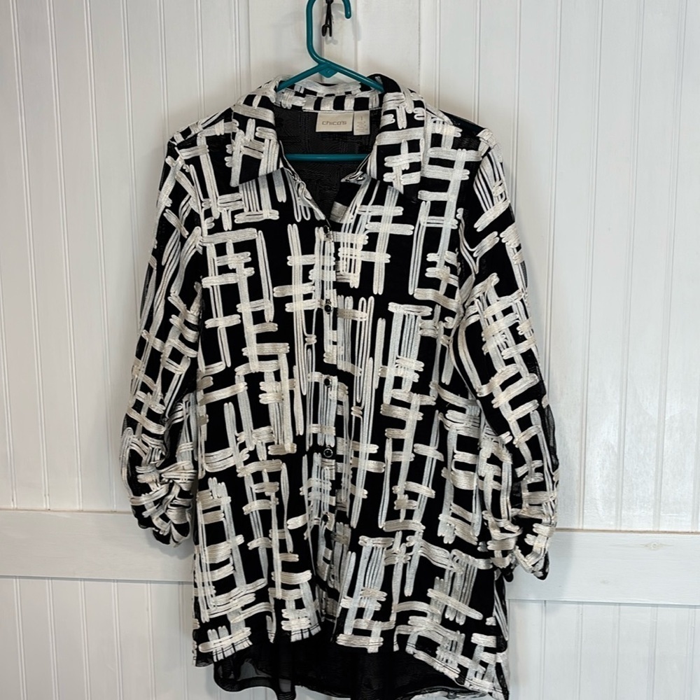 Chico’s black & white button up top/jacket, pockets, hi-low size Chico 1 (8-10)